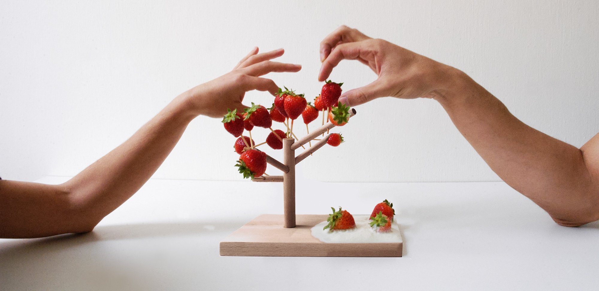 Картинка женские руки фрукты стол. Eat from trees